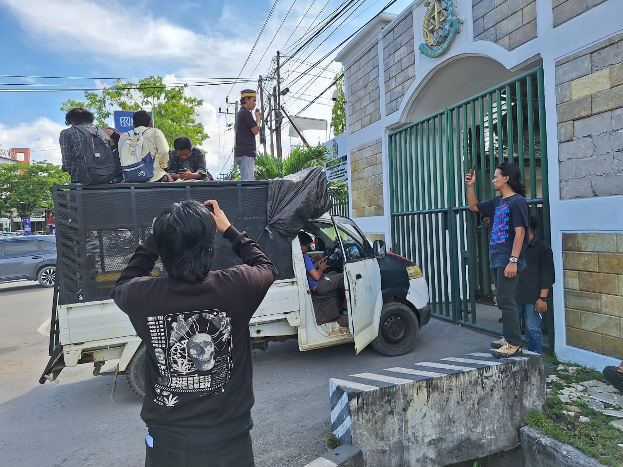 Proyek BWS IV Kendari Diduga Cacat Mutu,  Sejumlah Massa Aksi di Kejati Sultra, Sarwan: Akan Kami Laporkan