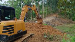 Masuk ll periode Pemerintah desa lamoeri akses jalan perkebunan warga di abaikan:Kesal Warga Desa Lamoeri  buka Akses jalan sendiri bukan dari ADD