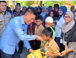 PEMKAB Konawe Selatan menyerahkan 1.400 paket seragam sekolah untuk murid di 13 Sekolah Dasar SDN se-Kecamatan Tinanggea