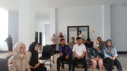 KONSORSIUM AKTIVIS SULAWESI TENGGARA GELAR AKSI DEMONSTRASI DI BGN SULTRA DAN KEJATI SULTRA: DESAK PENUTUPAN SPPG KENDARI CADDI 3 KARENA DIDUGA KUAT TERJADI BERBAGAI PELANGGARAN.